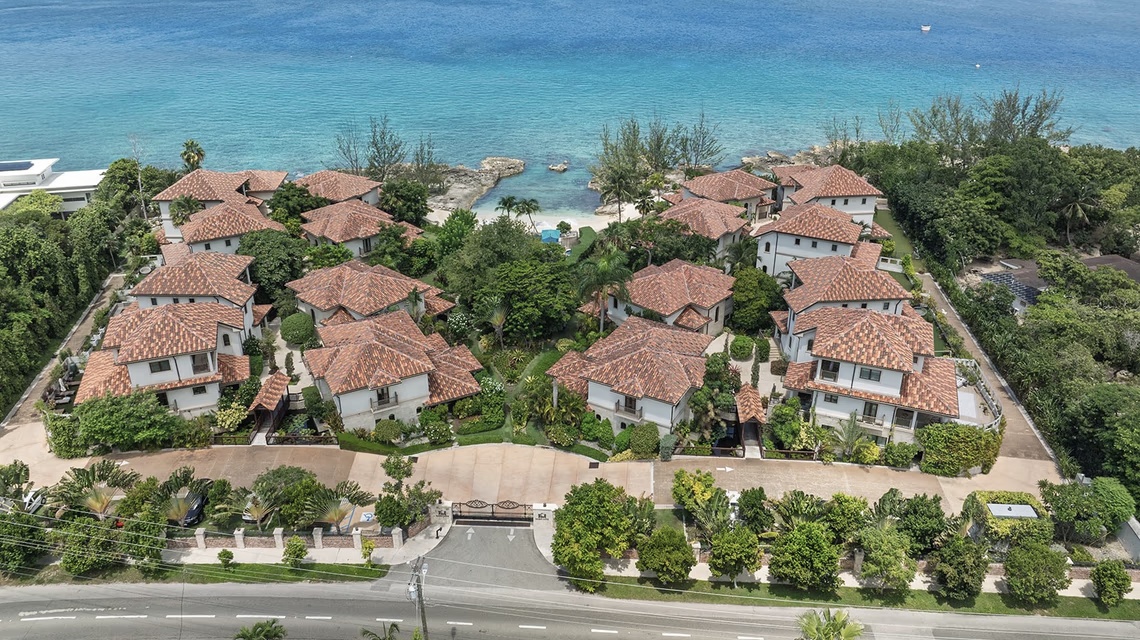 Casa Luna - Beachfront Paradise