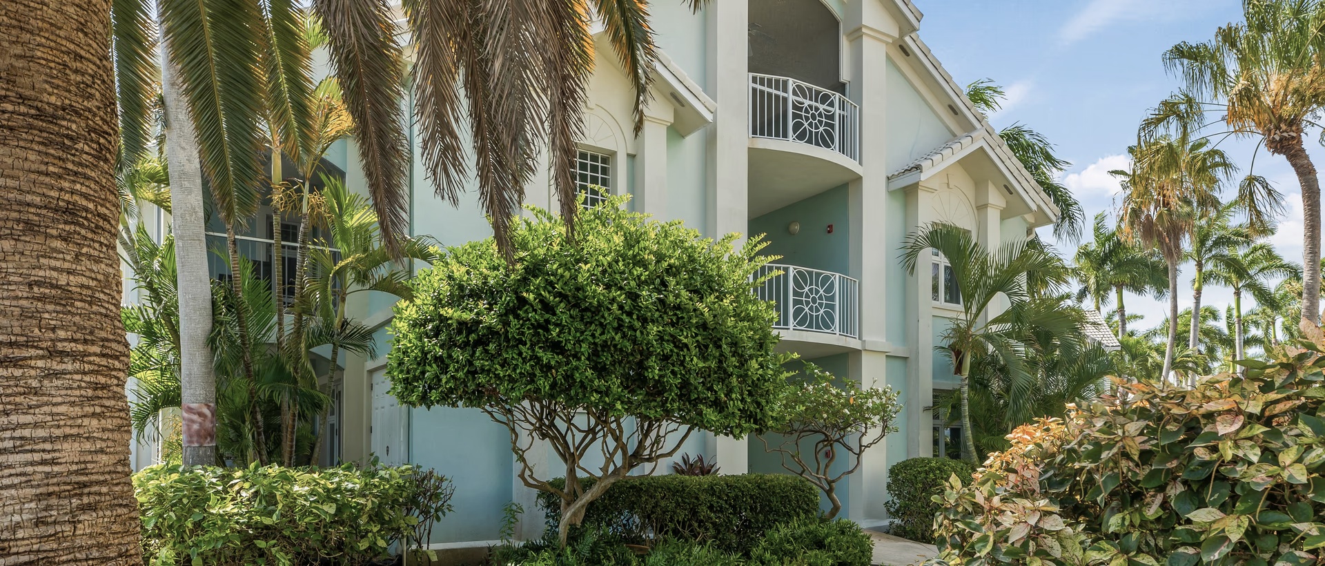 Britannia Kings Court Canal Front 4 Bed/3 Bath Plus Boat Dock